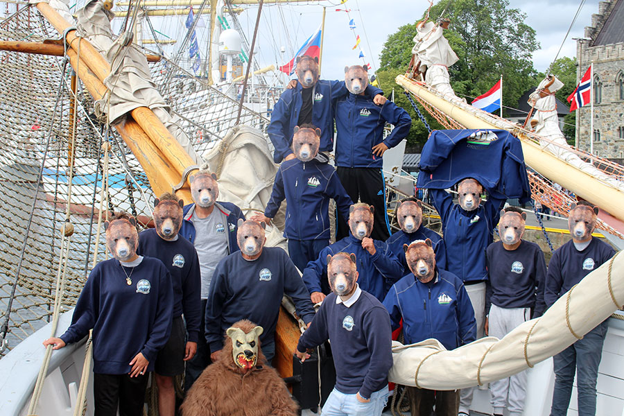 Med bjørnemasker på DSB til Tall Ship race